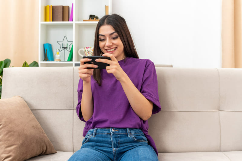 A casual female player enjoyed localized mobile gaming content on her smartphone.
