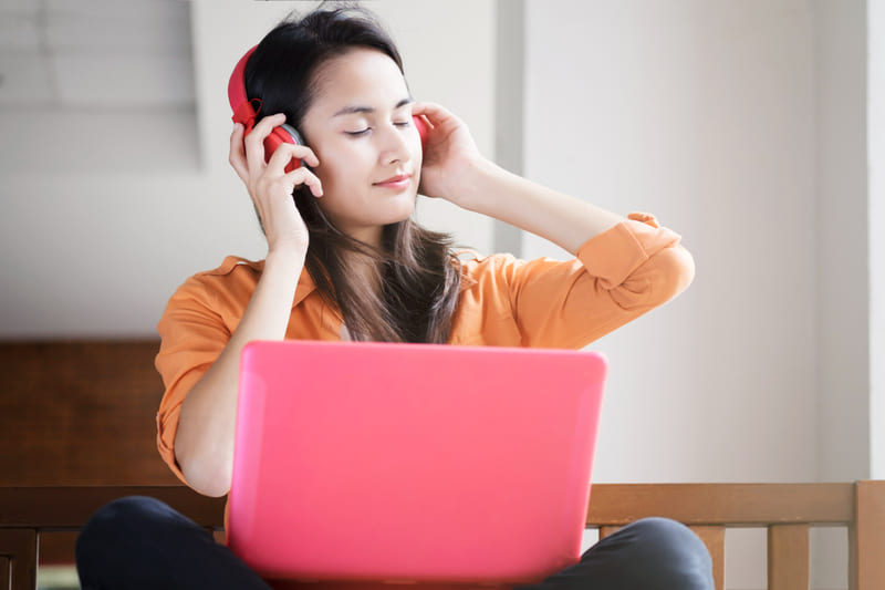 Gaming sound enhances immersion and improves long-term retention among casual players.