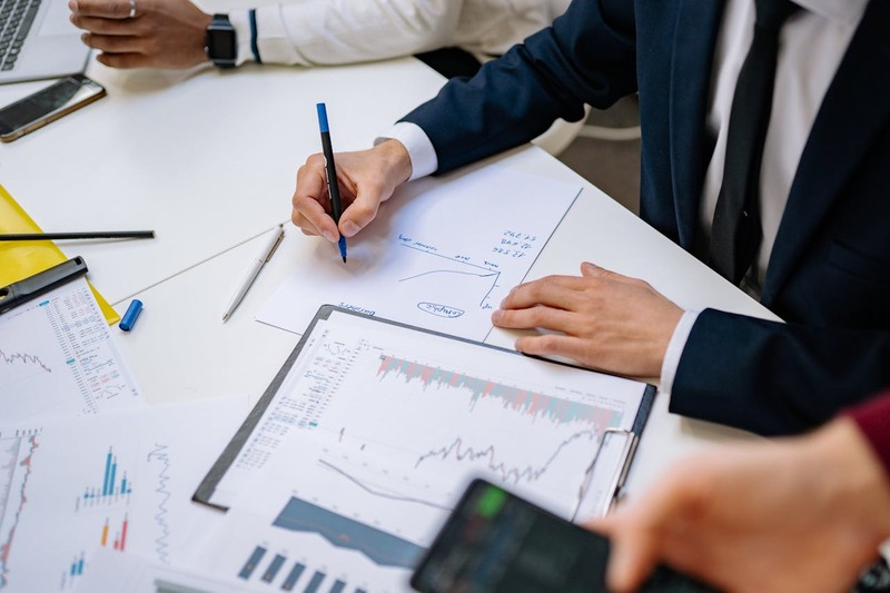 Illustration of business analytics, highlighting a strategic discussion regarding digital platform regulation in gaming.