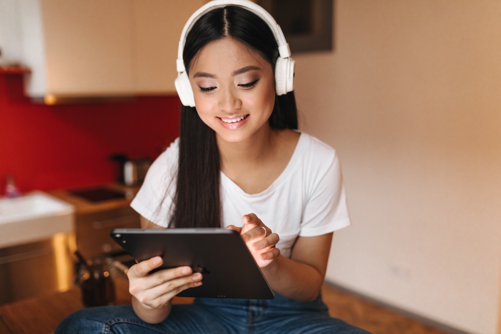 Roblox reaches industry-scale engagement alongside major global gaming platforms.]
