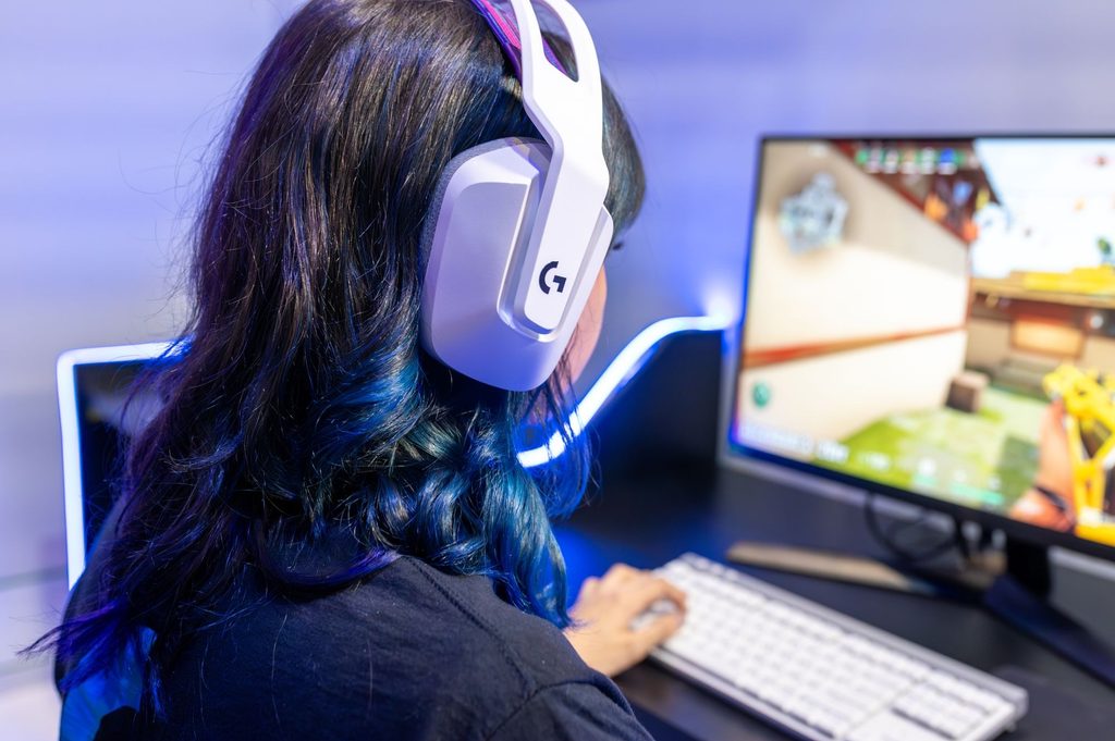 A Thai gaming creator livestreams and demonstrates gameplay to their audience.