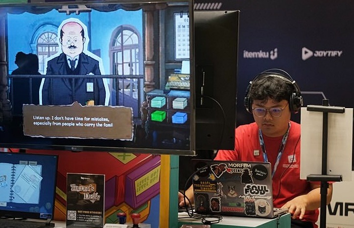 A focused gamer explores an Indonesian-developed game at the IGDX event.